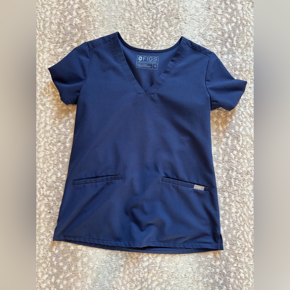 Figs casma 3 pocket v neck scrub top